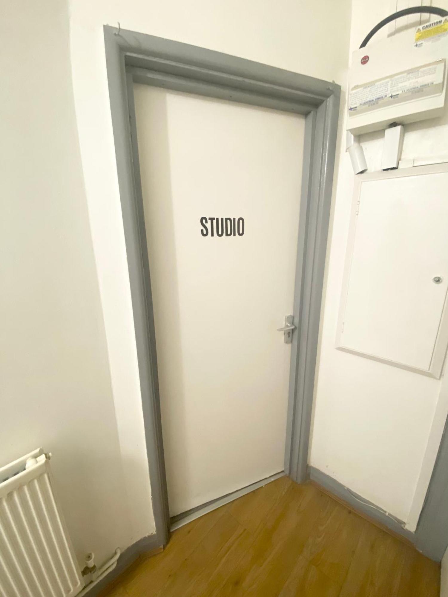 London Studio Chingford Luaran gambar